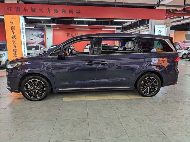 Фото 3 - Roewe iMax 8