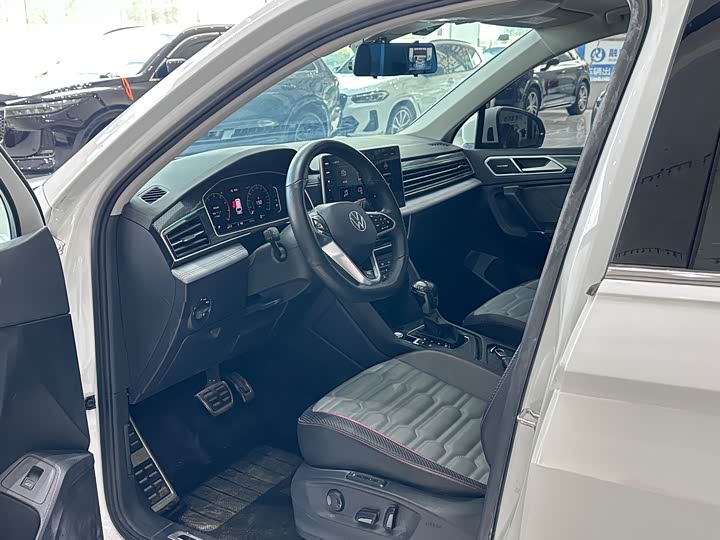 Фото 4 - Volkswagen Tiguan L Pro