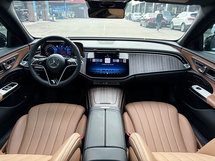 Photo 9 - Mercedes-Benz E-Class