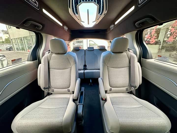 Фото 9 - Toyota Sienna