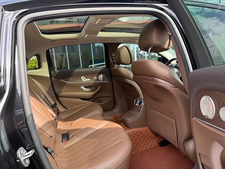 Photo 8 - Mercedes-Benz E-Class