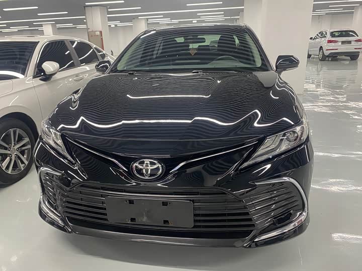 Фото 2 - Toyota Camry