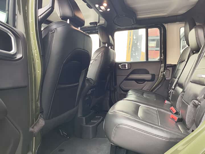 Фото 6 - Jeep Wrangler