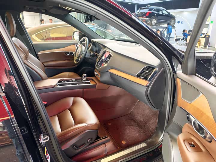 Фото 4 - Volvo XC90