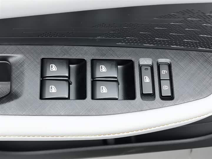 Фото 9 - Changan UNI-V Hybrid