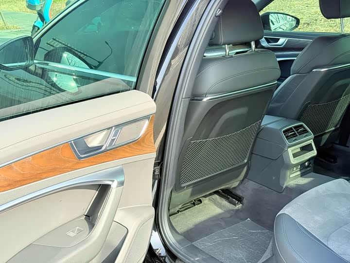 Фото 9 - Audi A6L