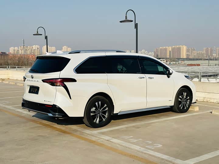 Фото 4 - Toyota Granvia