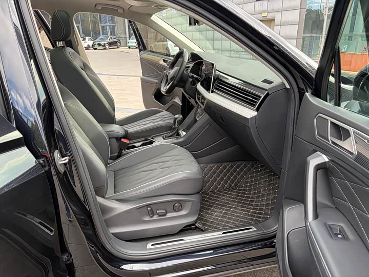 Фото 7 - Volkswagen Tiguan L Pro