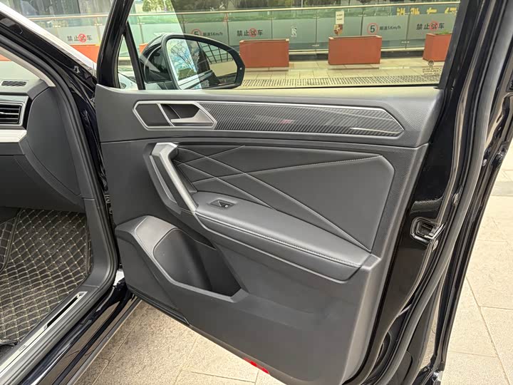 Фото 8 - Volkswagen Tiguan L Pro