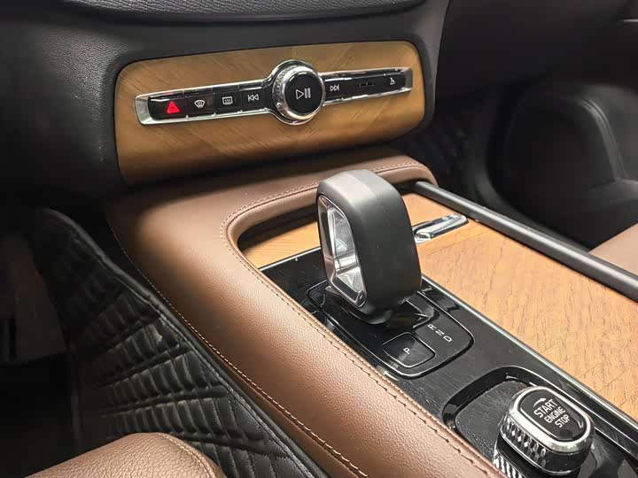 Фото 8 - Volvo XC90