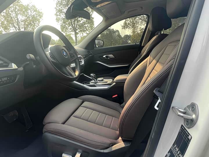 Photo 8 - BMW 3 Series