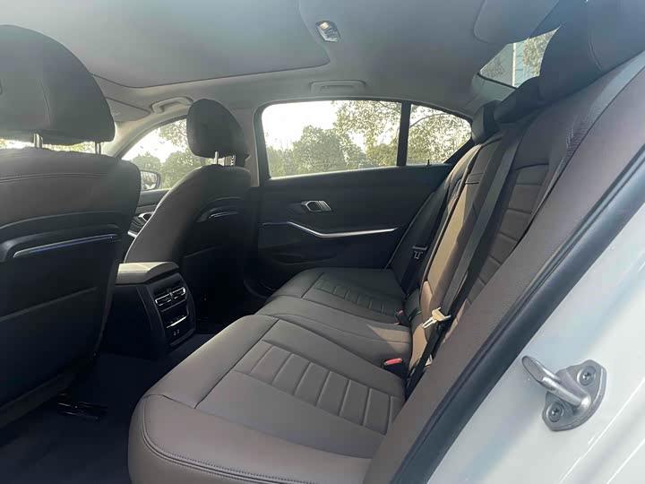 Photo 9 - BMW 3 Series