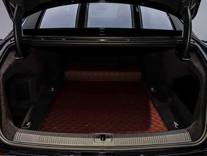 Фото 7 - Audi A8