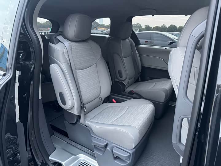 Фото 6 - Toyota Sienna