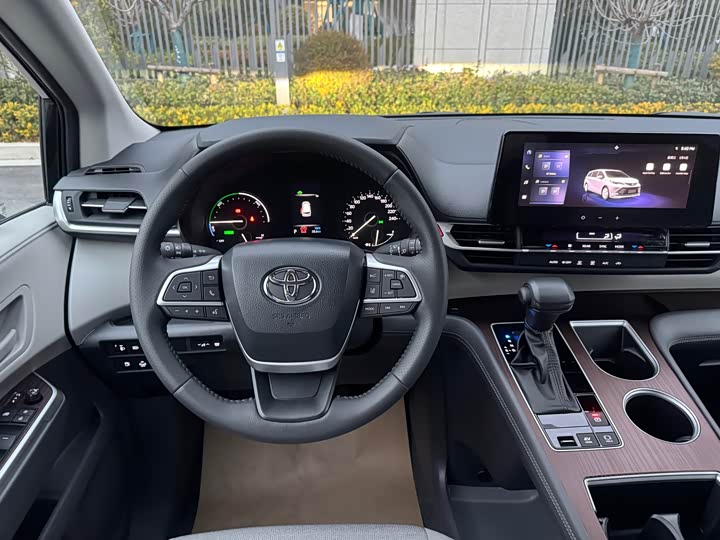 Фото 7 - Toyota Sienna