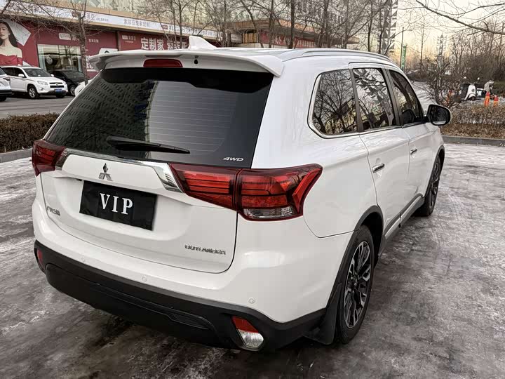 Фото 8 - Mitsubishi Outlander