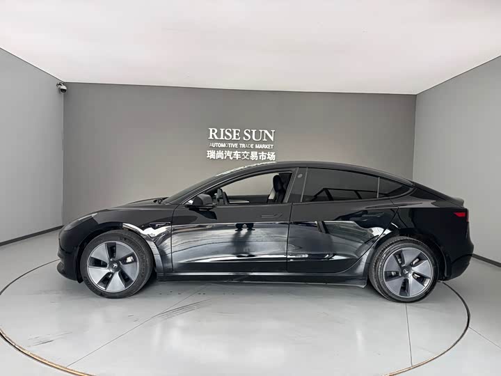 Фото 3 - Tesla Model 3