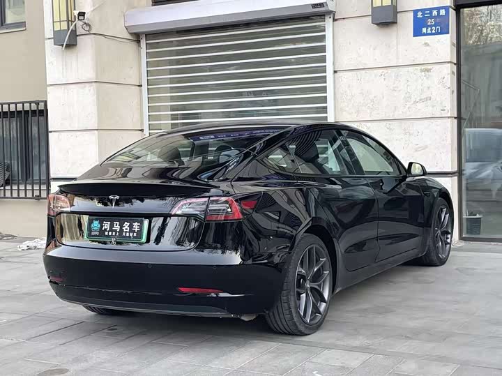 Фото 3 - Tesla Model 3