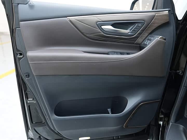 Фото 5 - Toyota Vellfire