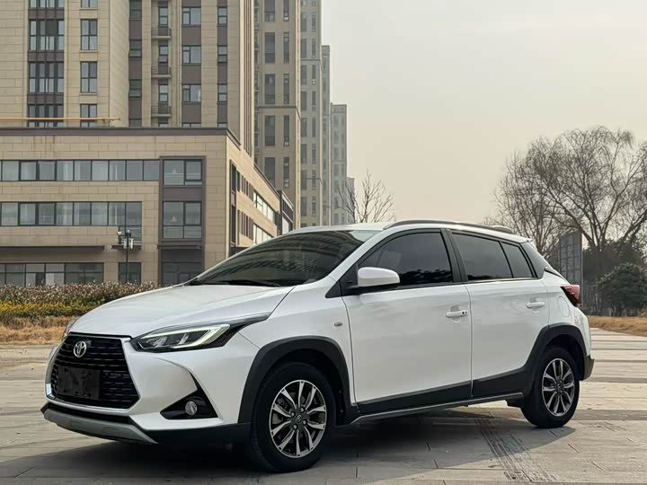 Фото 1 - Toyota Yaris L Hatchback