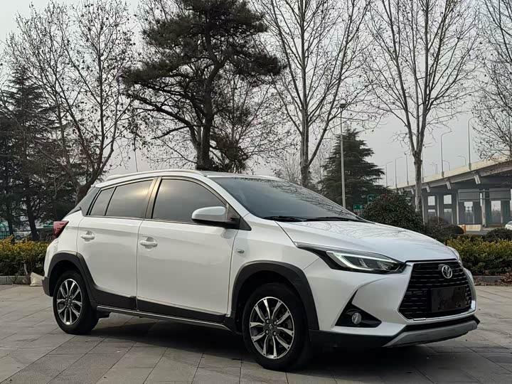 Фото 3 - Toyota Yaris L Hatchback