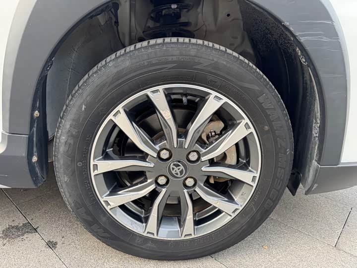 Фото 4 - Toyota Yaris L Hatchback