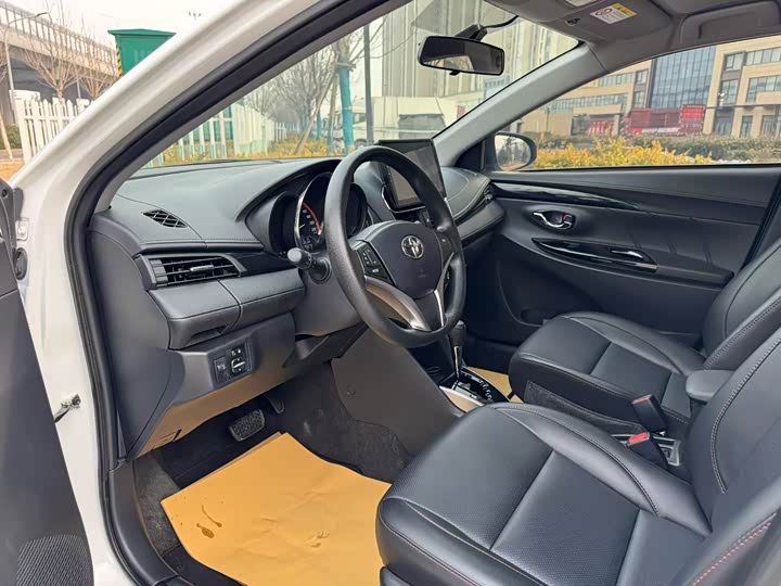 Фото 5 - Toyota Yaris L Hatchback