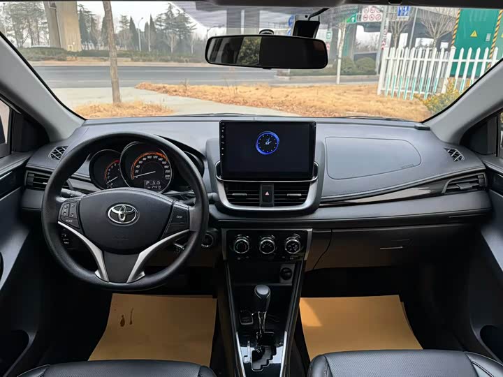 Фото 7 - Toyota Yaris L Hatchback