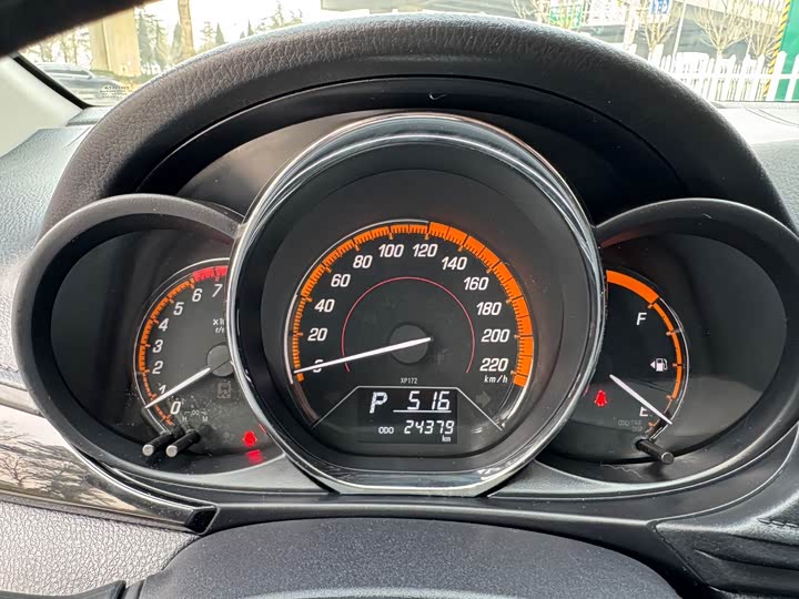 Фото 8 - Toyota Yaris L Hatchback