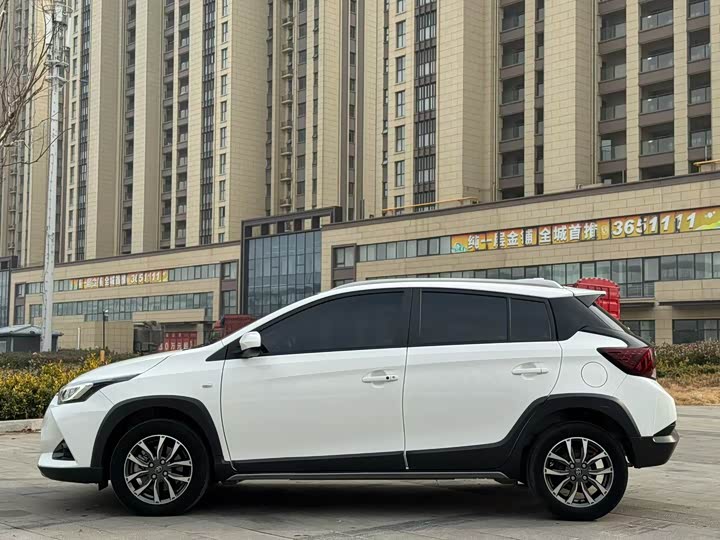 Фото 9 - Toyota Yaris L Hatchback