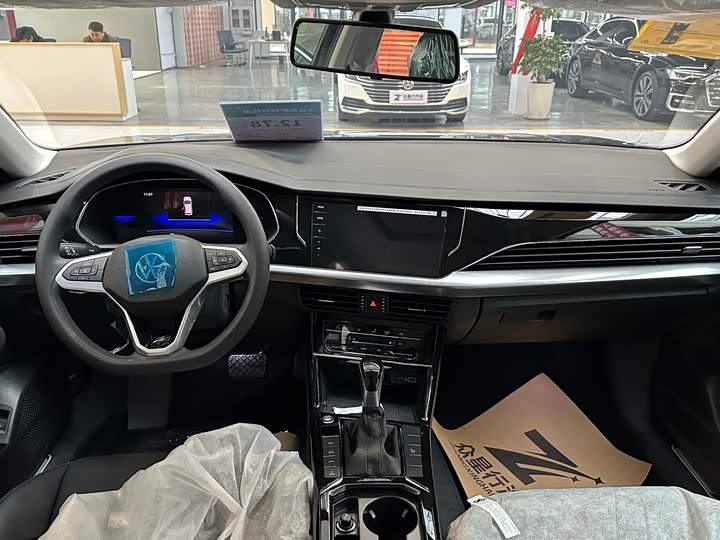 Фото 9 - Volkswagen Passat Hybrid