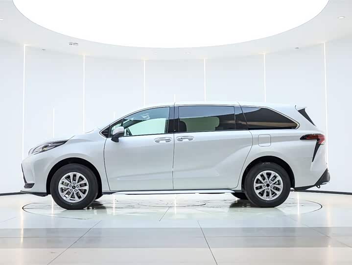 Фото 3 - Toyota Granvia