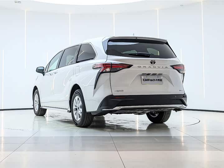 Фото 4 - Toyota Granvia