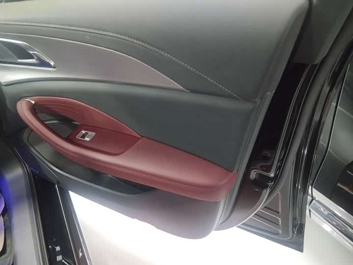 Фото 8 - Hongqi H5