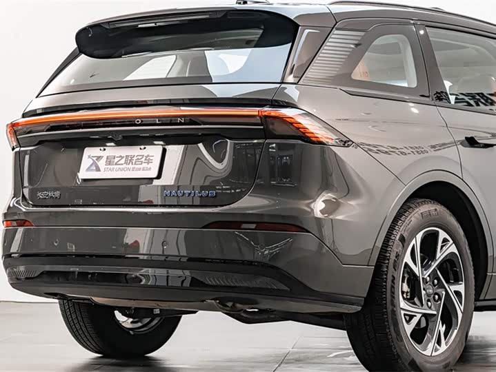 Фото 8 - Lincoln Nautilus