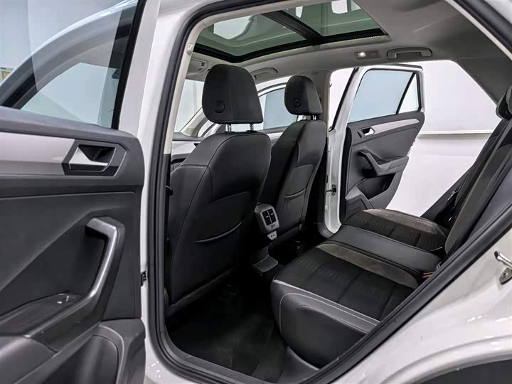 Фото 9 - Volkswagen T-Roc