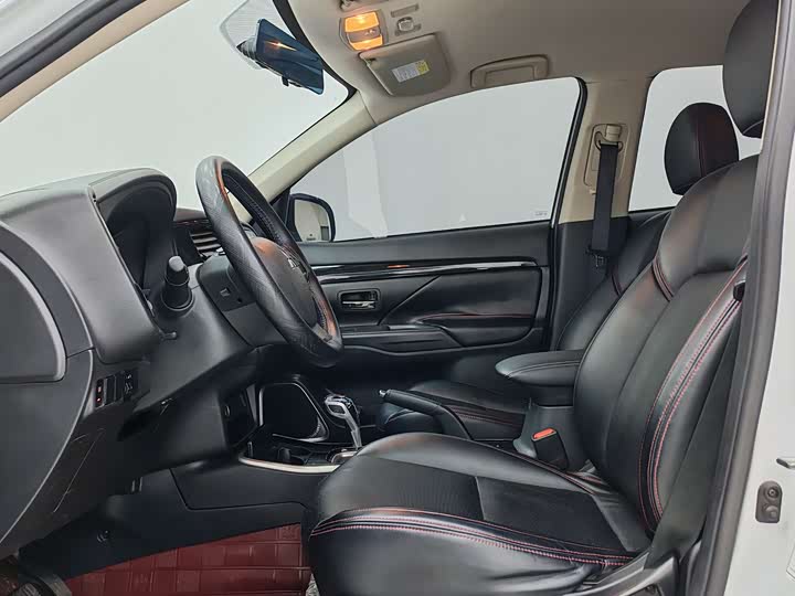 Фото 7 - Mitsubishi Outlander