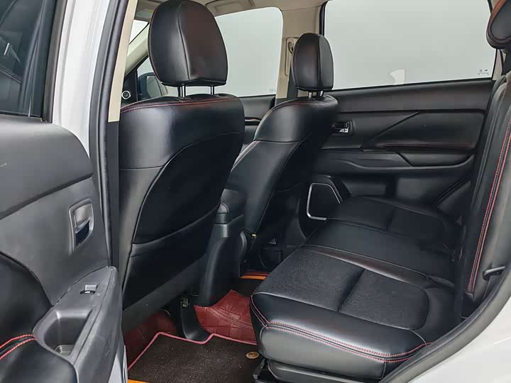 Фото 8 - Mitsubishi Outlander