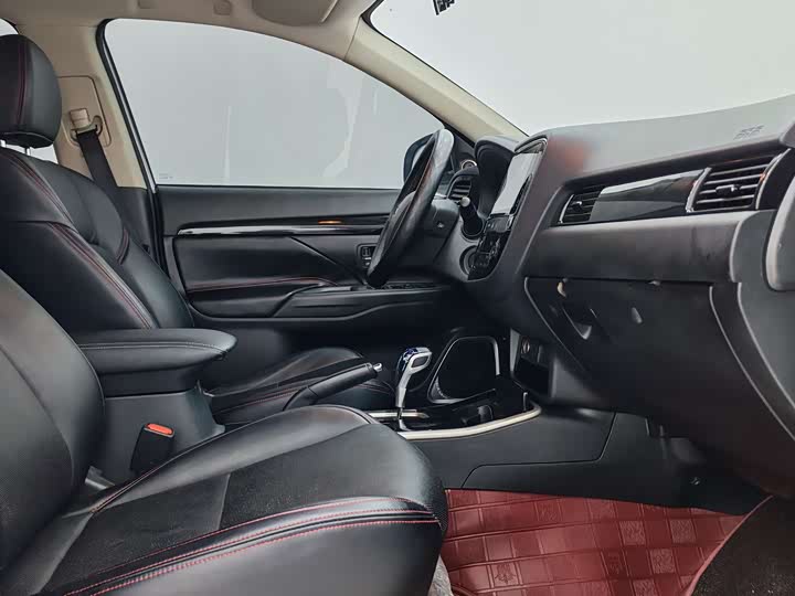 Фото 9 - Mitsubishi Outlander