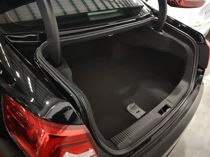 Фото 4 - Hongqi H7