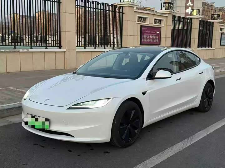 Фото 1 - Tesla Model 3