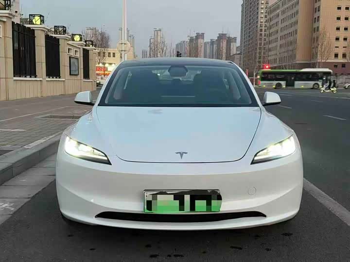 Фото 2 - Tesla Model 3