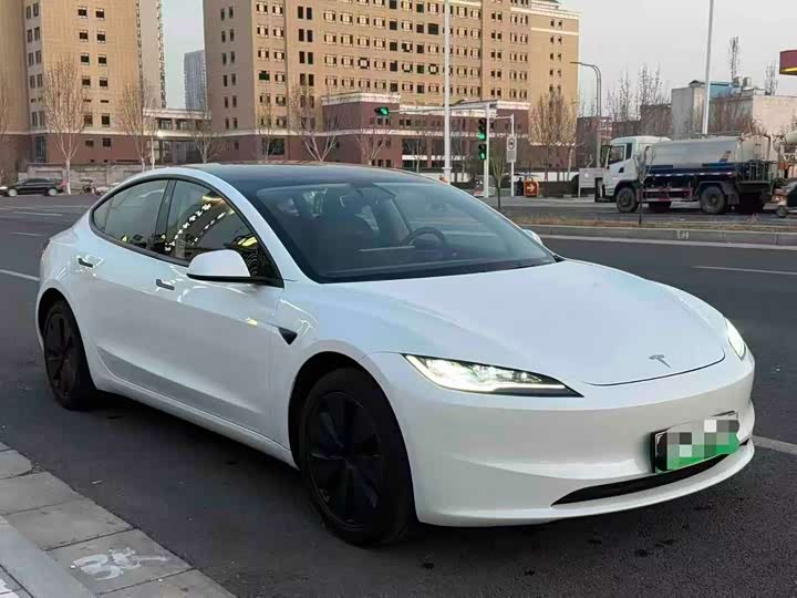 Фото 3 - Tesla Model 3