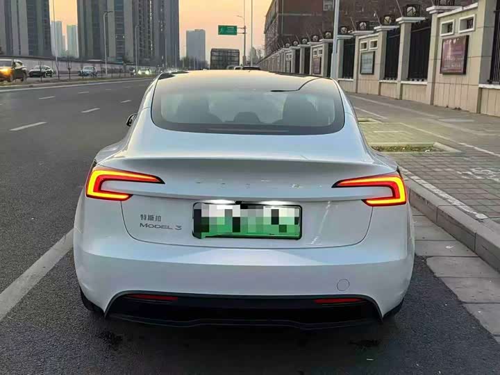 Фото 8 - Tesla Model 3