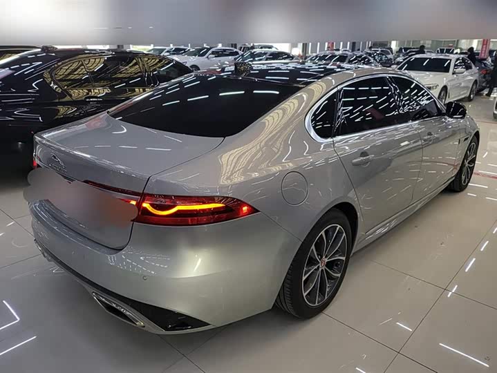 Photo 3 - Jaguar XF L