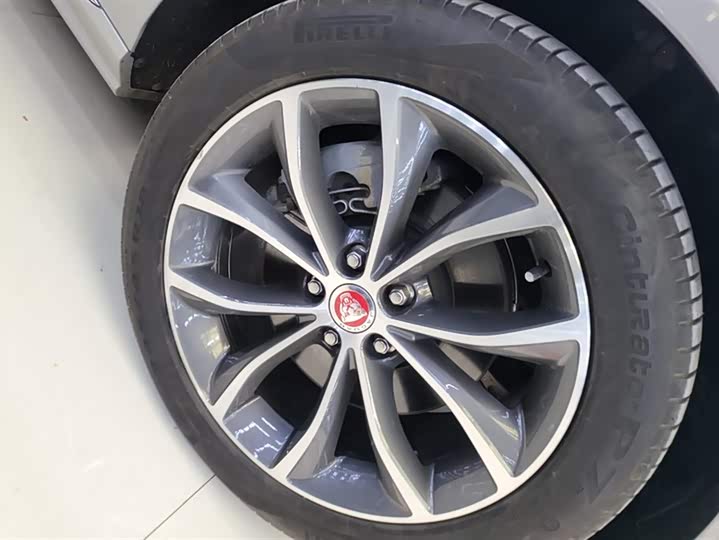 Photo 6 - Jaguar XF L