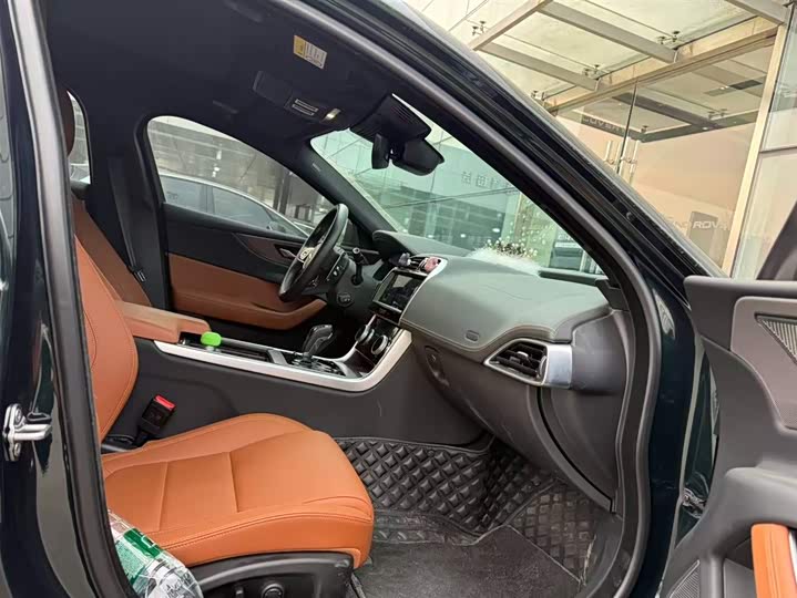 Фото 9 - Jaguar XE L