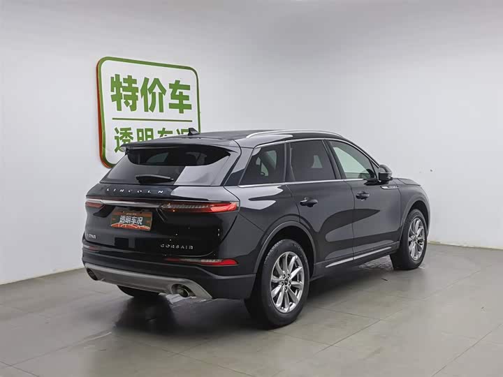 Фото 2 - Lincoln Corsair