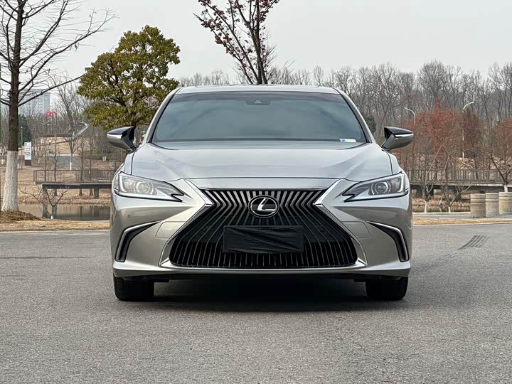 Фото 2 - Lexus ES