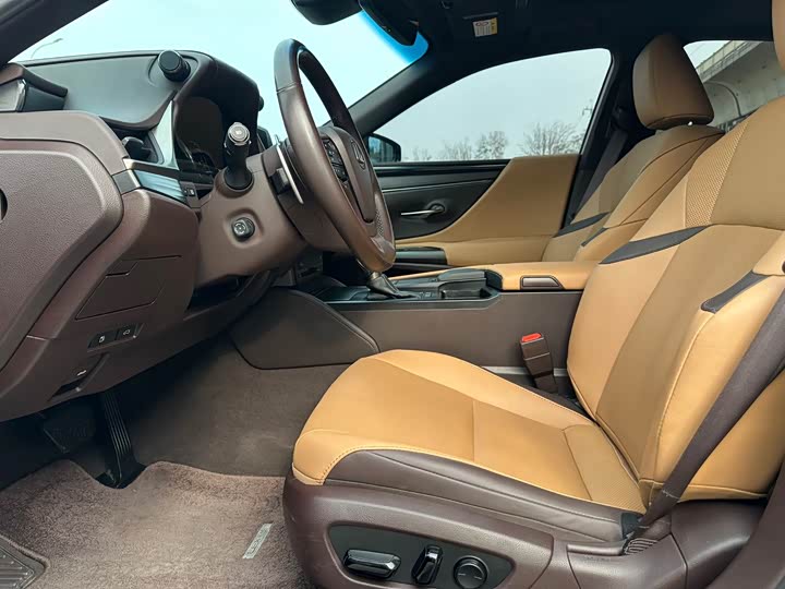 Фото 6 - Lexus ES